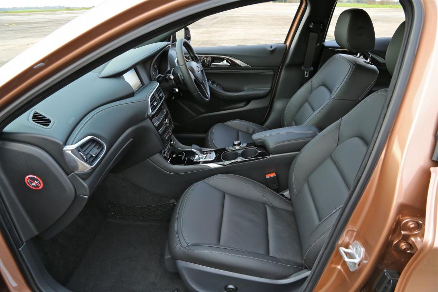  Infiniti Q30 2.2d AWD 2016 года  (UK) (фото 23 из 27)